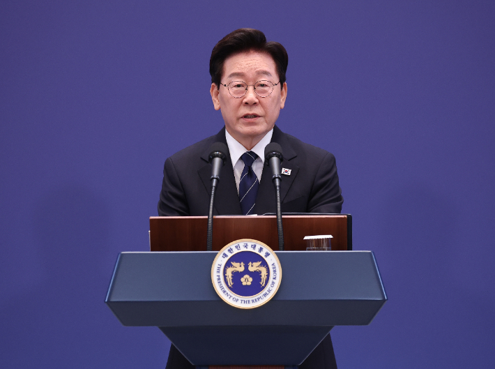 이재명 대통령이 18일 청와대 영빈관에서 열린 기자회견에서 취재진 질문에 답하고 있다. 연합뉴스