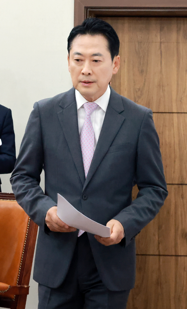 국민의힘 장동혁 대표가 18일 국회에서 이재명 대통령 기자회견과 관련해 입장을 밝히기 위해 자리로 향하고 있다. 연합뉴스