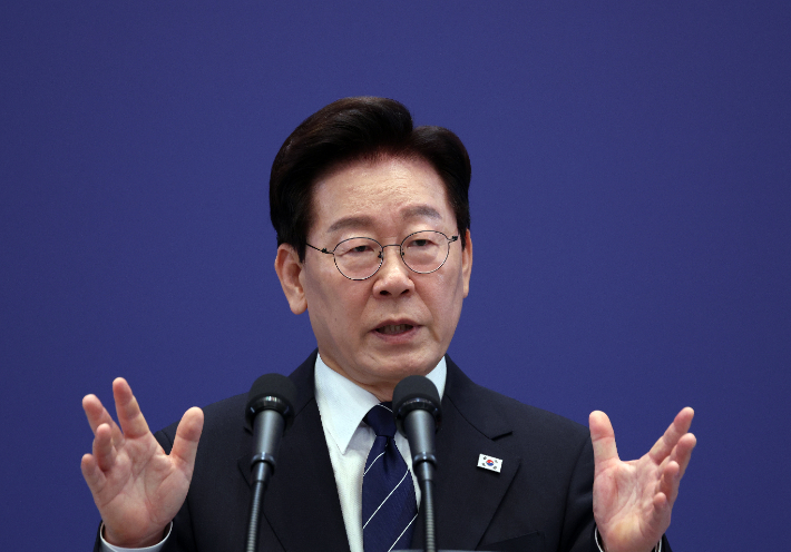 이재명 대통령이 18일 청와대 영빈관에서 열린 기자회견에서 취재진 질문에 답하고 있다. 연합뉴스