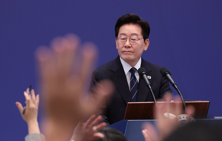 이재명 대통령이 18일 청와대 영빈관에서 열린 기자회견에서 취재진의 질문을 받고 있다. 연합뉴스