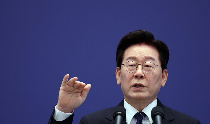 이재명 대통령이 18일 청와대 영빈관에서 열린 기자회견에서 취재진 질문에 답하고 있다. 연합뉴스
