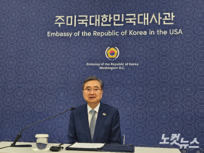 조현 외교부 장관이 18일(현지시간) 워싱턴 DC에 있는 주미 한국대사관에서 특파원들의 질문에 답하고 있다. 박지환 워싱턴 특파원