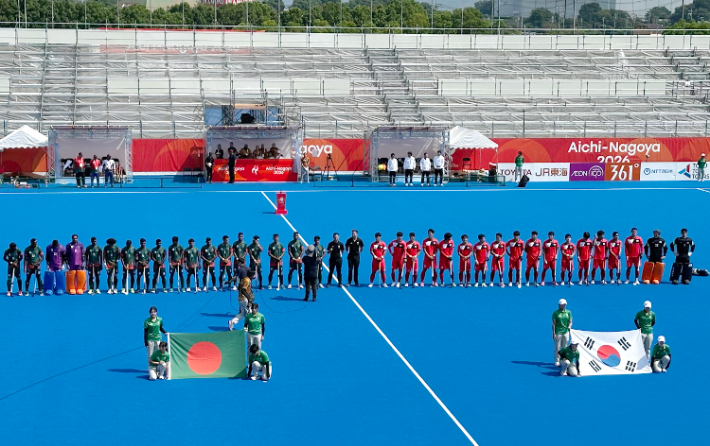 18일 일본 기후현 가카미가하라 그린스타디움에서 열린 남자 하키 A조 조별 리그 1차전 대한민국과 방글라데시의 경기에서 양팀 선수들이 도열한 모습. 대한하키협회 