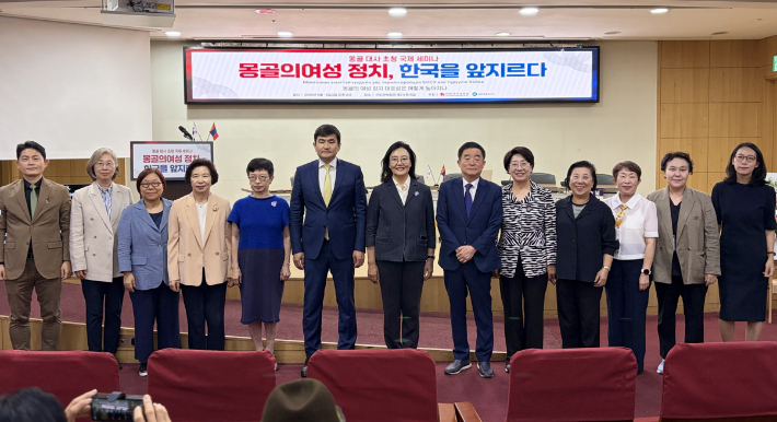 한국여성의정(상임대표 박영선)과 국회입법조사처(처장 이관후)가 18일 '남녀동수 공천과 여성이사 비율 확대를 위한 국제세미나' 시리즈 첫 순서로 수헤 수흐벌드 주한몽골대사를 초청해 국제 세미나를 개최했다. 한국여성의정 제공