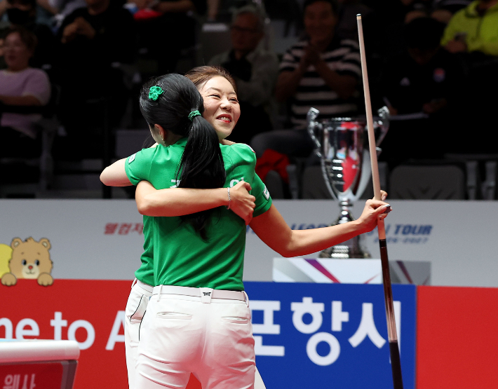 김가영이 18일 '웰컴저축은행 PBA 팀 리그 포항시 투어 2026-2027' 하림과 경기에서 승리한 뒤 김진아와 포옹하고 있다. PBA  