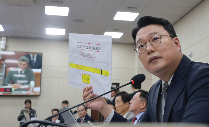 16일 국회 국방위원회에서 열린 강신철 국방부 장관 후보자 인사청문회에서 국방위원인 개혁신당 천하람 원내대표가 강 후보자에게 질의하고 있다. 연합뉴스