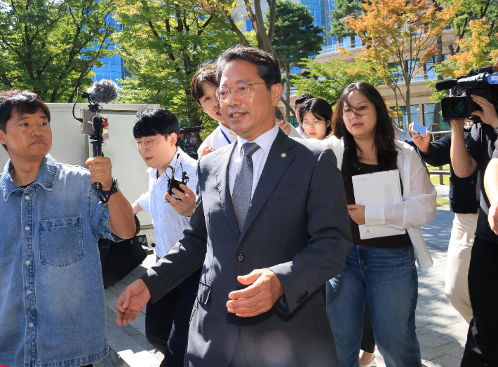 김승원 법무부 장관 후보자가 19일 사퇴 기자회견을 마치고 국회 소통관을 나서고 있다. 연합뉴스