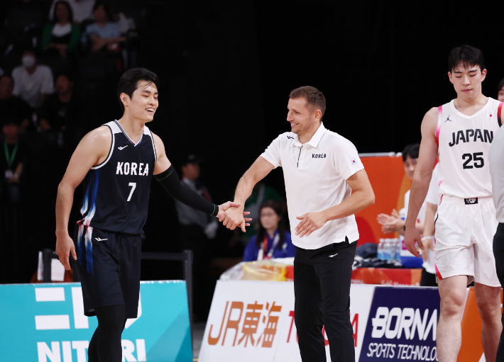 13일 일본 나고야 아이치 인터내셔널 아레나에서 열린 2026 아이치·나고야 아시안게임 남자 농구 예선 대한민국 대 일본 경기. 유기상이 상대 슛을 막아낸 뒤 니콜라이스 마줄스 감독과 하이파이브를 하는 모습. 연합뉴스 