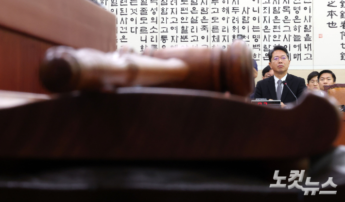 김승원 법무부 장관 후보자가 15일 국회 법제사법위원회에서 열린 인사청문회에 출석해 자료요청 발언을 듣고 있다. 황진환 기자