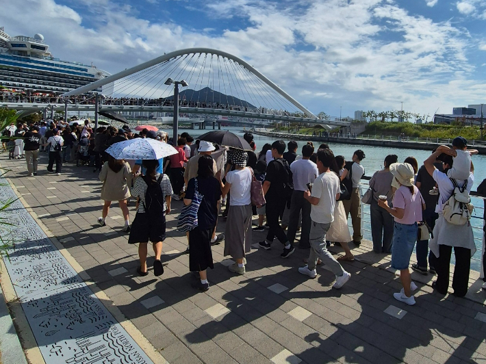 19일 부산 동구 북항 친수공원에서 상어가 발견돼 구경하려는 시민들이 몰린 모습. 독자 제공 
