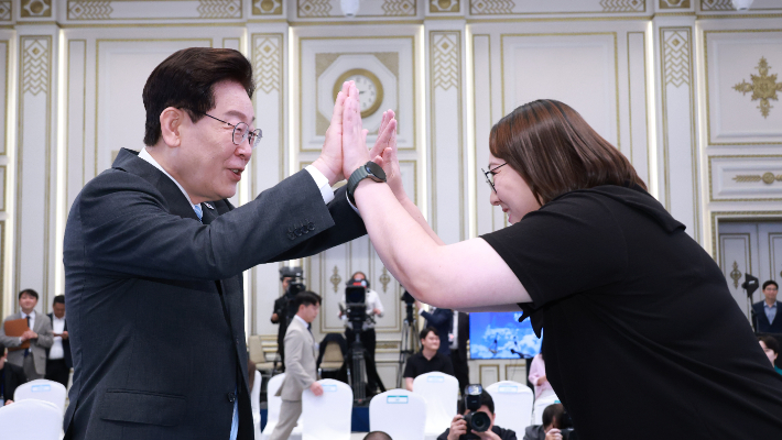 청년들과 인사하는 이재명 대통령. 연합뉴스