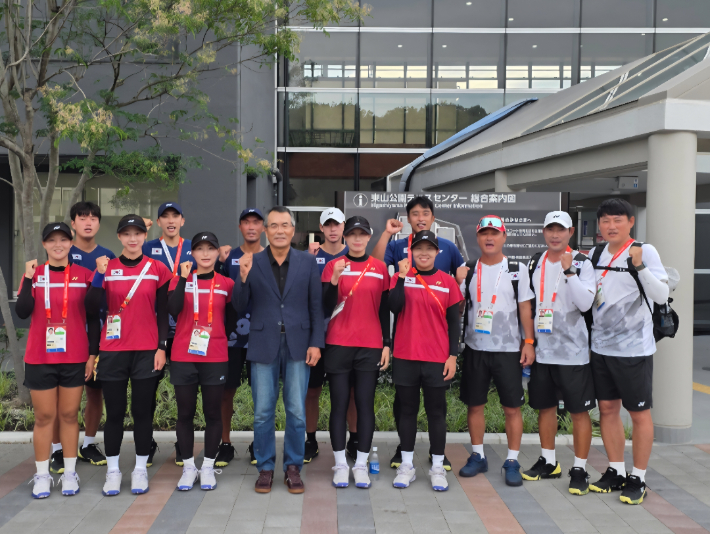 정구 대표팀을 격려한 한국실업정구연맹 최익원 회장이 선수들과 선전을 다짐하는 모습. 연맹 