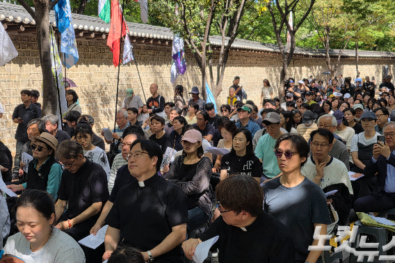 예배 참석자들은 "기후위기의 고통은 가장 약한 이들에게 먼저 찾아온다"며 "우리가 보지  않았던 이웃의 고통을 보고, 외면했던 생명의 아픔을 보게 해달라"고 기도했다. 