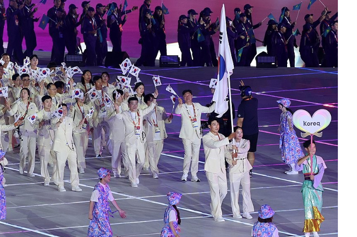 '2026 아이치·나고야아시안게임'이 19일 나고야의 미즈호공원 육상경기장에서 열린 개회식으로 16일 동안 열전에 돌입한 가운데 한국 선수단이 입장하고 있다. 연합뉴스 