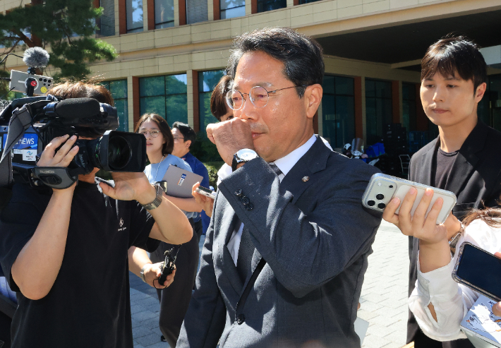 질문에 답없이 떠나는 김승원 후보자. 연합뉴스