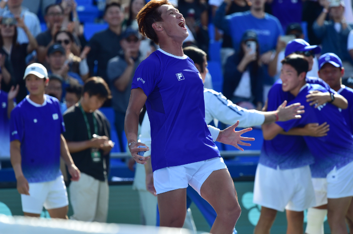 19일 서울 올림픽공원 테니스장에서 열린 2026 데이비스컵 테니스 최종 본선 진출전 2라운드 둘째 날 단식 경기에서 수미트 나갈(247위)에게 2-0(6-1 6-2)으로 승리하며 8강 진출을 확정 지은 한국의 권순우가 기뻐하고 있다. 대한테니스협회 