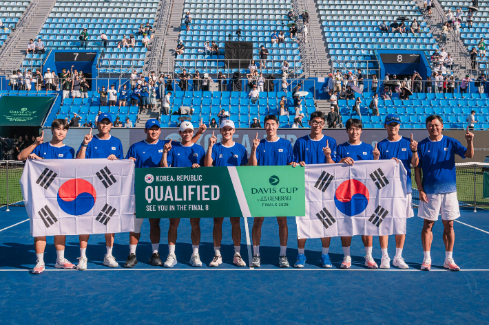 19일 서울 올림픽공원 테니스장에서 열린 2026 데이비스컵 테니스 최종 본선 진출전 2라운드 경기에서 승리하며 8강 진출에 성공한 한국 선수단이 기념 촬영을 하고 있다. 대한테니스협회 