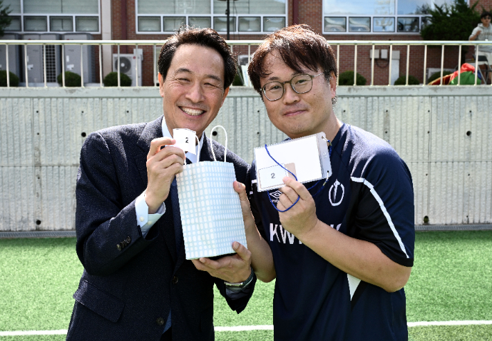 우상호 강원도지사의 경품 추첨을 받은 박승선 강원일보 기자. 강원기자협회 제공 