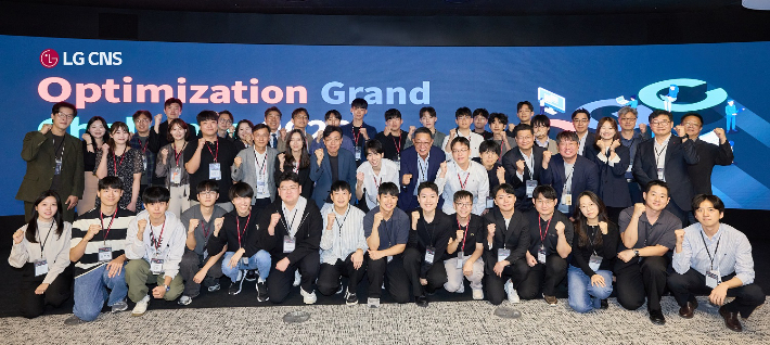 LG CNS가 주최한 '최적화 그랜드 챌린지 2026' 시상식 후 대회 수상자 및 관계자들이 기념사진을 촬영하는 모습. LG CNS 제공