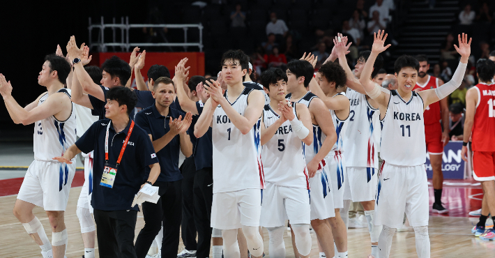 18일 일본 나고야 아이치 인터내셔널 아레나에서 열린 2026 아이치·나고야 아시안게임 남자 농구 대한민국 대 이란 4강전. 승리한 대한민국 선수들이 인사하고 있다. 연합뉴스 