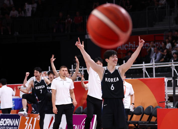 13일 일본 나고야 아이치 인터내셔널 아레나에서 열린 2026 아이치·나고야 아시안게임 남자 농구 예선 대한민국 대 일본 경기. 100-83으로 승리한 대한민국 대표팀 선수들이 기뻐하고 있다. 맨오른쪽은 이정현. 연합뉴스 
