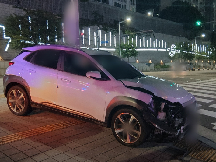 19일 부산 사하구 다대로의 한 교차로에서 음주 상태의 50대 여성이 택시를 들이받았다. 부산경찰청 제공