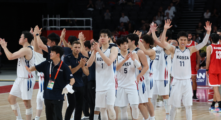 18일 일본 나고야 아이치 인터내셔널 아레나에서 열린 2026 아이치·나고야 아시안게임 남자 농구 대한민국 대 이란 4강전. 승리한 대한민국 선수들이 인사하고 있다. 연합뉴스 