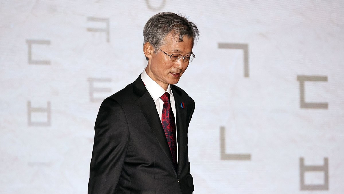 조희대 대법원장이 16일 서울 용산구 그랜드 하얏트 서울에서 열린 제1회 세종법률문화상 시상식에서 환영사를 마친 뒤 자리로 향하고 있다. 연합뉴스