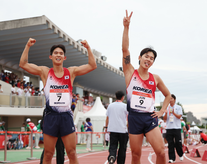 한국 남자 근대5종 대표팀 이종현(왼쪽)과 전웅태가 20일 일본 아이치현 안조 스포츠파크에서 열린 2026 아이치·나고야 아시안게임 근대5종 남자 단체전에서 금메달을 차지 한 뒤 기뻐하고 있다. 연합뉴스