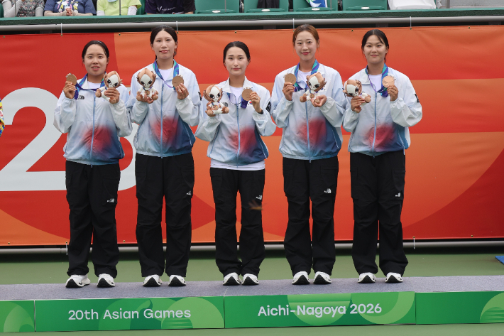 시상식에서 동메달을 들고 포즈를 취하는 이수진(왼쪽부터), 김연화, 엄예진, 김한설, 황정미. 협회 