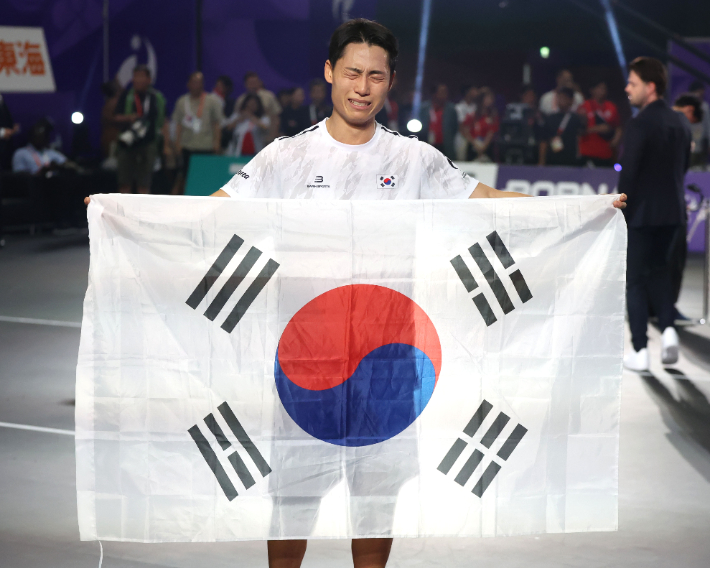 20일 일본 나고야 히가시 스포츠센터에서 열린 2026 아이치·나고야 아시안게임 테크볼 남자 단식 결승전에서 이라크 알리 자릴 메제르 알엘라야위에게 승리해 금메달을 획득한 이준석이 울먹이며 태극기를 들어보이고 있다. 연합뉴스