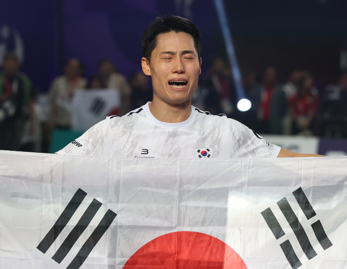 20일 일본 나고야 히가시 스포츠센터에서 열린 2026 아이치·나고야 아시안게임 테크볼 남자 단식 결승전에서 이라크 알리 자릴 메제르 알엘라야위에게 승리해 금메달을 획득한 이준석이 태극기를 들고 기뻐하고 있다. 연합뉴스 