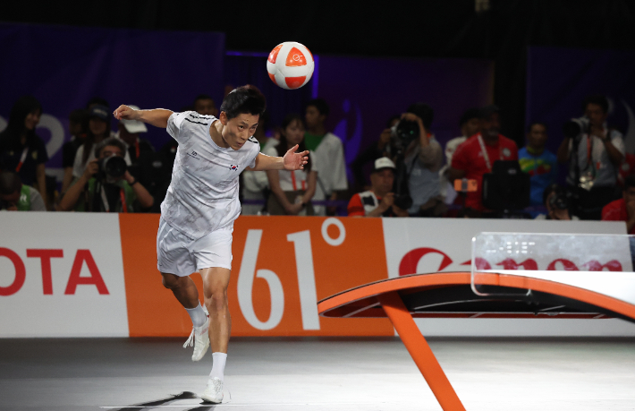 20일 일본 나고야 히가시 스포츠센터에서 열린 2026 아이치·나고야아시안게임 테크볼 남자 단식 결승전 한국 이준석과 이라크 알리 자릴 메제르 알엘라야위 경기. 한국 이준석이 서브를 넣고 있다. 연합뉴스 