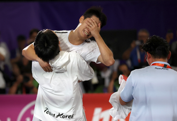 20일 일본 나고야 히가시 스포츠센터에서 열린 2026 아이치·나고야 아시안게임테크볼 남자 단식 결승전에서 이라크 알리 자릴 메제르 알엘라야위에게 승리해 금메달을 획득한 이준석이 팀 동료를 안고 기뻐하고 있다. 연합뉴스 