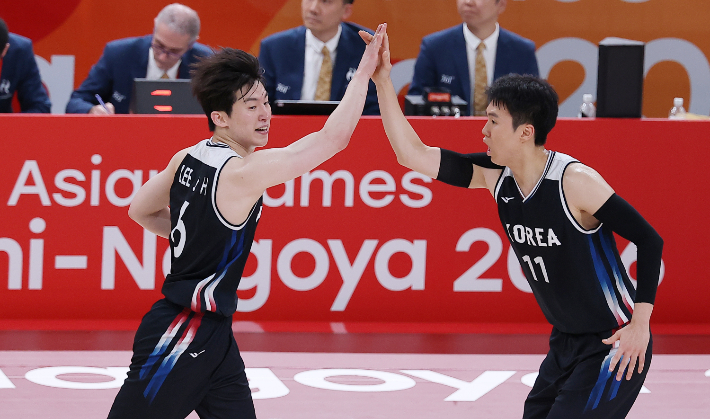 20일 일본 나고야 아이치 인터내셔널 아레나에서 열린 2026 아이치·나고야 아시안게임 남자 농구 결승전 대한민국 대 일본의 경기. 한국 이정현이 3점슛을 성공시킨 뒤 이우석과 하이파이브하고 있다. 연합뉴스 