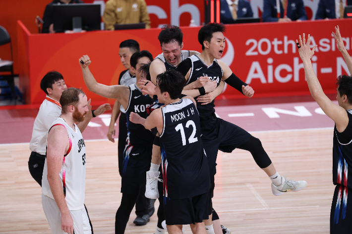 20일 일본 나고야 아이치 인터내셔널 아레나에서 열린 2026 아이치·나고야 아시안게임 남자 농구 결승전 대한민국 대 일본의 경기. 승리를 거둔 대한민국 이현중을 비롯한 선수들이 기뻐하고 있다. 연합뉴스