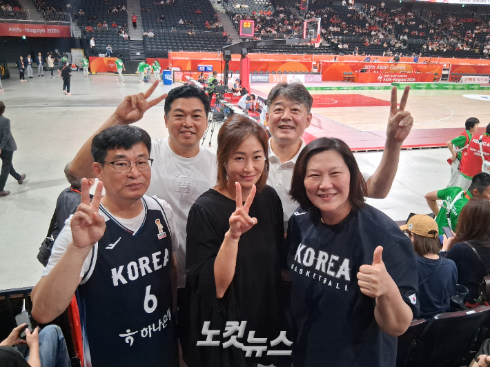 2026년 아이치-나고야아시안게임 한국 남자 농구 대표팀이 20일 일본을 꺾고 금메달을 확정하자 선수들의 부모가 기념 포즈를 취하고 있다. 밑줄 왼쪽부터 시계 방향으로 이정현 아버지 이명수 씨, 유기상 아버지 유영동 감독, 여줂석 아버지 여경익 씨, 이정현 어머니 강윤희 씨, 여준석 어머니 박민경 씨. 노컷뉴스 