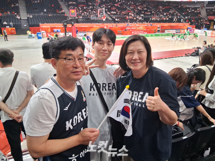 친동생 이우진 군까지 이정현 가족. 노컷뉴스 