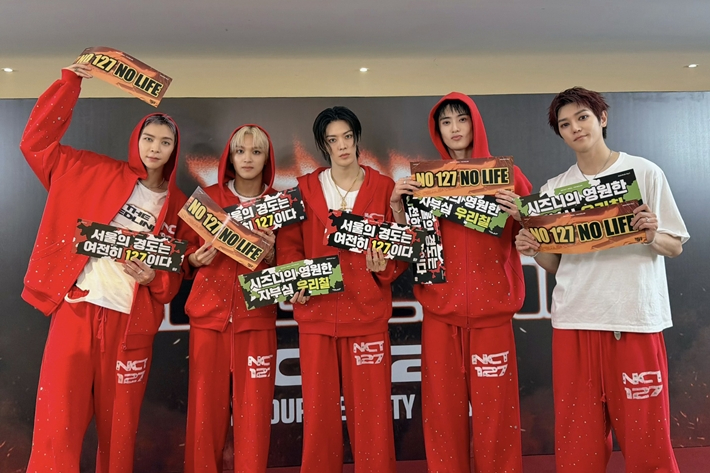 지난 18~20일 사흘 동안 서울 송파구 올림픽공원 케이스포돔에서 다섯 번째 투어 '네오 시티 : 서울 - 더 레드라인'을 연 그룹 NCT 127. NCT 127 공식 트위터