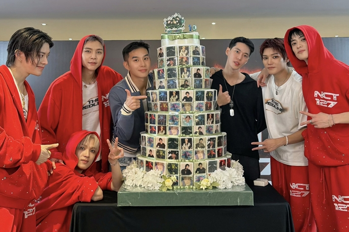 도영이 준비한 10주년 기념 떡 케이크 앞에서 NCT 127 완전체가 기념 사진을 찍은 모습. NCT 127 공식 트위터
