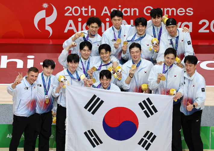20일 일본 나고야 아이치 인터내셔널 아레나에서 열린 2026 아이치·나고야 아시안게임 남자 농구 시상식. 금메달을 획득한 대한민국 선수들이 기념촬영을 하고 있다. 연합뉴스