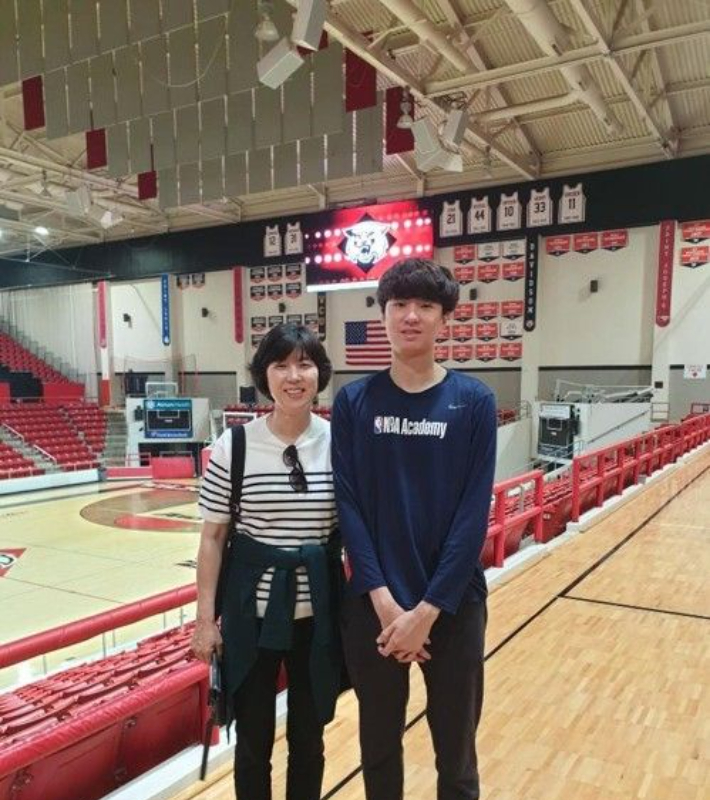 이현중과 어머니 성정아. 연합뉴스