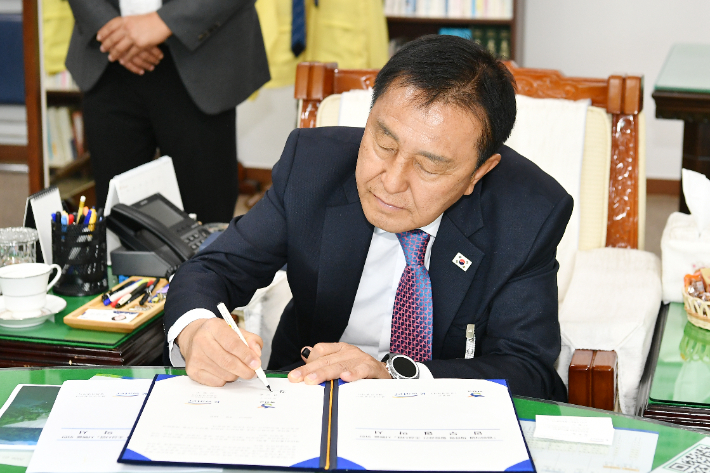 화천군과 한국수자원공사 평화의 댐 지사는 지난 18일 군청에서 김세훈 군수, 신필수 평화의 댐 지사장이 참석한 가운데 '평화의 댐 체류형 힐링공간 조성 사업' 시행 협약식을 개최했다. 화천군 제공