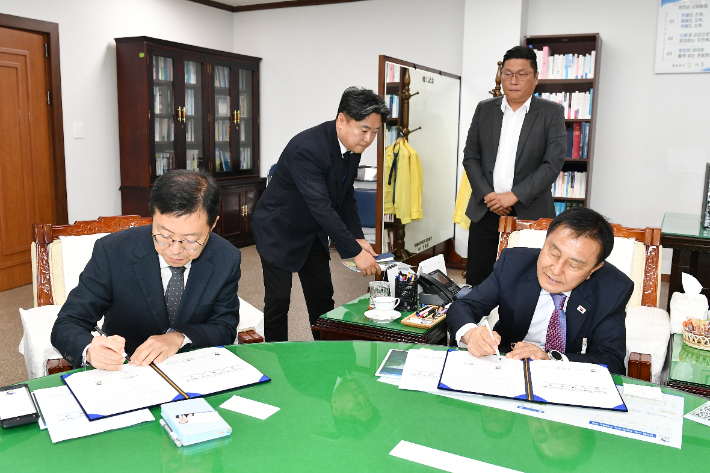 화천군과 한국수자원공사 평화의 댐 지사는  지난 18일 군청에서 김세훈 군수, 신필수 평화의 댐 지사장이 참석한 가운데 '평화의 댐 체류형 힐링공간 조성 사업' 시행 협약식을 개최했다. 화천군 제공