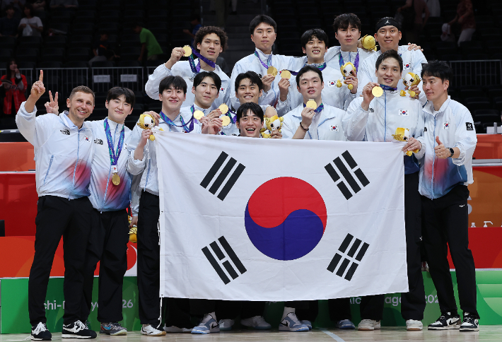 20일 일본 나고야 아이치 인터내셔널 아레나에서 열린 2026 아이치·나고야 아시안게임 남자 농구 시상식. 금메달을 획득한 한국 대표팀이 기념 촬영을 하고 있다. 연합뉴스 