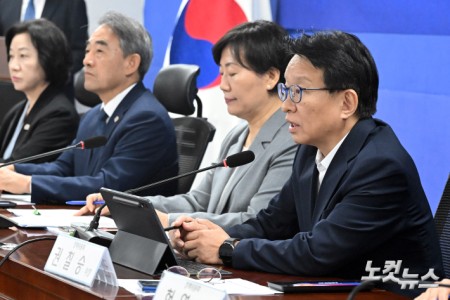 더불어민주당 권칠승 정책위의장이 21일 서울 여의도 국회 의원회관에서 열린 농지 전수조사 추진방향 당정협의에서 발언을 하고 있다.
