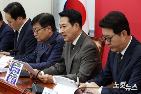국민의힘 장동혁 대표가 21일 서울 여의도 국회에서 열린 최고위원회의에서 발언을 하고 있다.