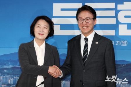 기념 촬영하는 김민석-추미애