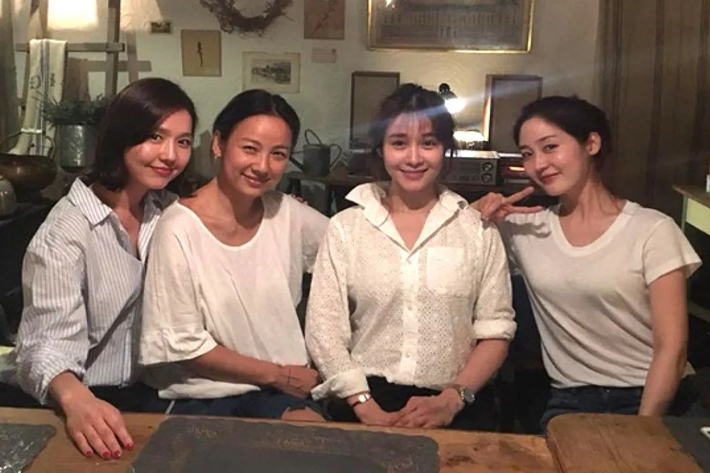 핑클이 21년 만에 완전체 활동을 준비 중이다. 왼쪽부터 이진, 이효리, 옥주현, 성유리. 옥주현 인스타그램