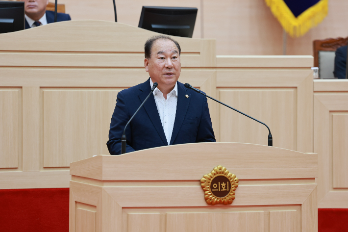 본회의장에서 발언하는 강정일 위원장. 통합특별시의회 제공